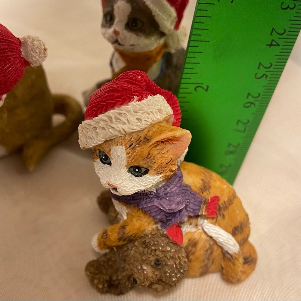 Vintage cat figurine lot Holiday Christmas Cats Santa hat 3 kitties Playing 90s - Picture 15 of 16